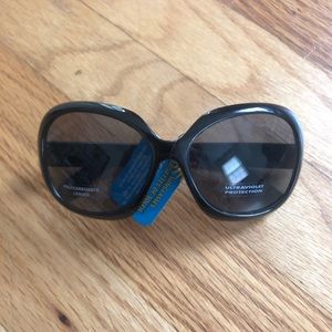 NWT Women’s Black Oversized Sunglasses